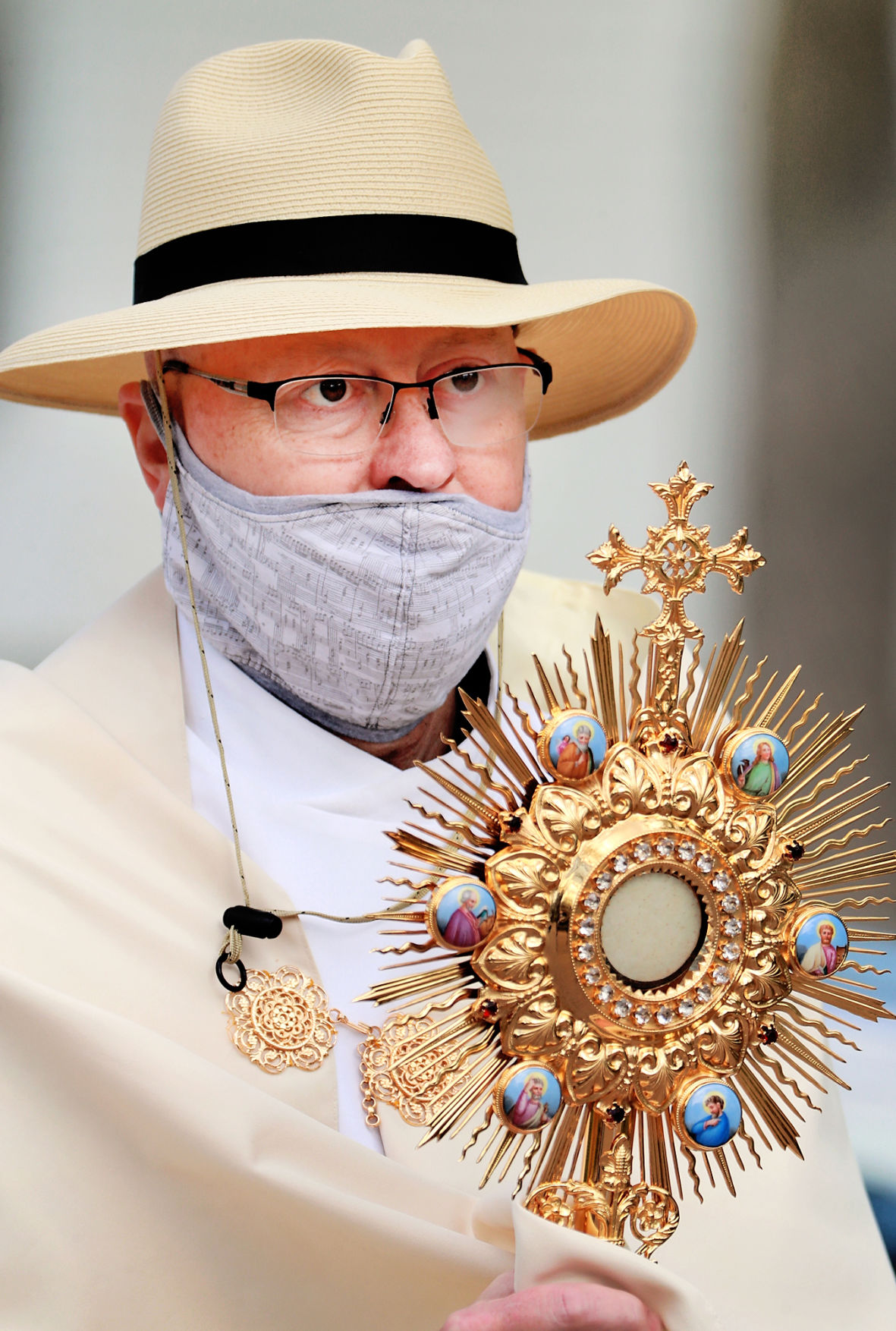 050720_EucharisticProcession003_bjs.JPG